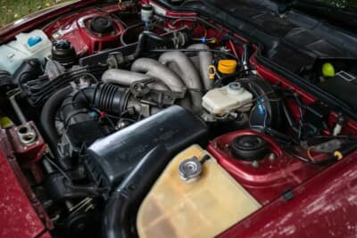 2万～2万5000ポンド（邦貨換算約416万円～520万円）で現在も販売中のポルシェ「944 Lux S2」（C）iconicauctioneers