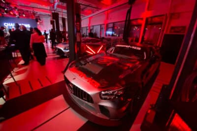 薄暗い真っ赤な光の中では少しよく見えませんでしたが、ステキなAMGがずらりと並んでいました