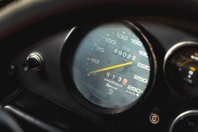 5万7500ユーロ（邦貨換算約1030万円）で落札されたフェラーリ「208GT4」（C）Bonhams