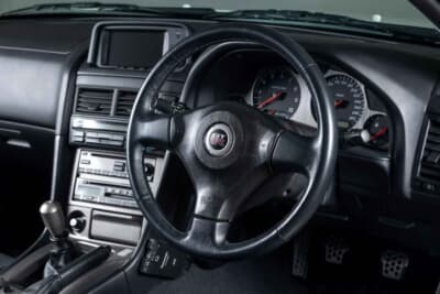 35万0000ユーロ〜45万0000ユーロ（邦貨換算6320万円〜8130万円）で現在も販売中の日産R34型「スカイラインGT-R Nur」（C）Bonhams