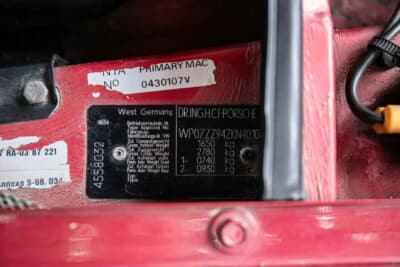 2万～2万5000ポンド（邦貨換算約416万円～520万円）で現在も販売中のポルシェ「944 Lux S2」（C）iconicauctioneers