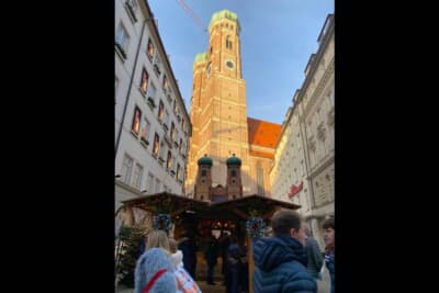 聖母教会の前には、毎年同じお店が出店しています