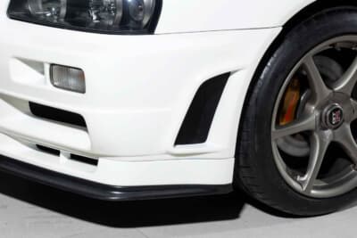 35万0000ユーロ〜45万0000ユーロ（邦貨換算6320万円〜8130万円）で現在も販売中の日産R34型「スカイラインGT-R Nur」（C）Bonhams