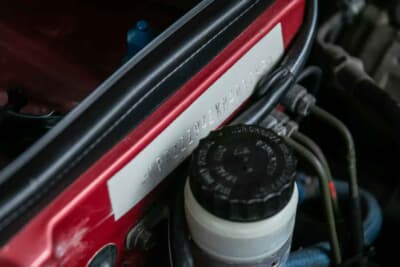 2万～2万5000ポンド（邦貨換算約416万円～520万円）で現在も販売中のポルシェ「944 Lux S2」（C）iconicauctioneers