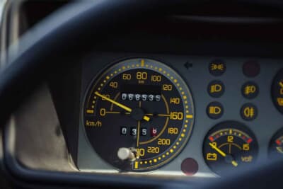 20万1250ユーロ(邦貨換算約3530万円)で落札されたランチア「デルタHF インテグラーレ エボルツィオーネ I マルティーニ5」(C)Courtesy of Broad Arrow