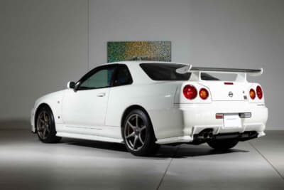 35万0000ユーロ〜45万0000ユーロ（邦貨換算6320万円〜8130万円）で現在も販売中の日産R34型「スカイラインGT-R Nur」（C）Bonhams