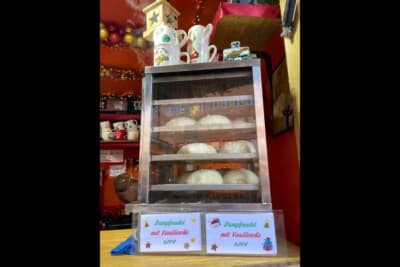 肉まんやあんまんに似ていますが、オーストリアや南ドイツのダンプヌーデルというおやつです。アツアツのバニラソースをかけていただきます