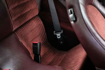 2万～2万5000ポンド（邦貨換算約416万円～520万円）で現在も販売中のポルシェ「944 Lux S2」（C）iconicauctioneers