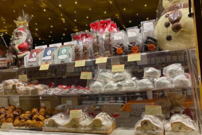 日本でも最近流行のシュトレンやお菓子のお店も必ずあります。日本では「シュトーレン」？