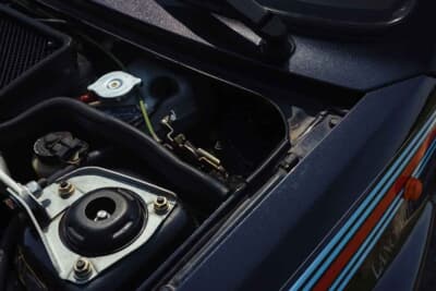 20万1250ユーロ(邦貨換算約3530万円)で落札されたランチア「デルタHF インテグラーレ エボルツィオーネ I マルティーニ5」(C)Courtesy of Broad Arrow