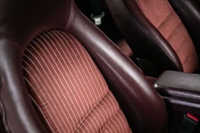 2万～2万5000ポンド（邦貨換算約416万円～520万円）で現在も販売中のポルシェ「944 Lux S2」（C）iconicauctioneers