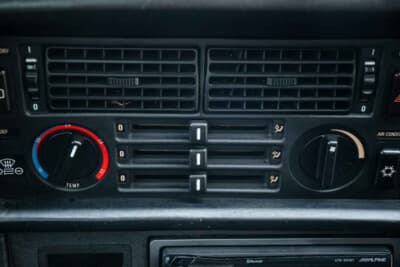 5万5125ポンド（邦貨換算約1147万円）で落札されたBMW「635CSi」（C）iconicauctioneers