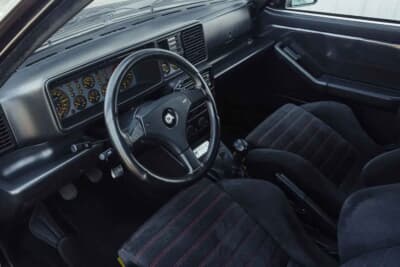 20万1250ユーロ(邦貨換算約3530万円)で落札されたランチア「デルタHF インテグラーレ エボルツィオーネ I マルティーニ5」(C)Courtesy of Broad Arrow