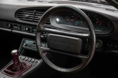 2万～2万5000ポンド（邦貨換算約416万円～520万円）で現在も販売中のポルシェ「944 Lux S2」（C）iconicauctioneers