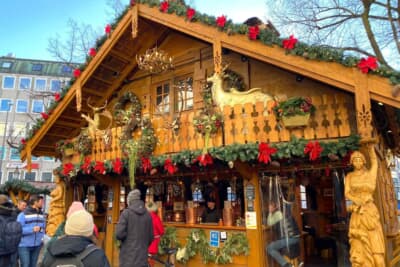 立派な山小屋風の建物が街の中心地で見られるのも、この時期ならでは