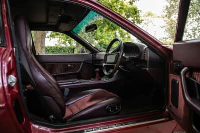 2万～2万5000ポンド（邦貨換算約416万円～520万円）で現在も販売中のポルシェ「944 Lux S2」（C）iconicauctioneers