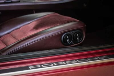 2万～2万5000ポンド（邦貨換算約416万円～520万円）で現在も販売中のポルシェ「944 Lux S2」（C）iconicauctioneers