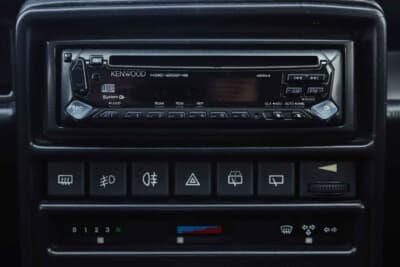 20万1250ユーロ(邦貨換算約3530万円)で落札されたランチア「デルタHF インテグラーレ エボルツィオーネ I マルティーニ5」(C)Courtesy of Broad Arrow