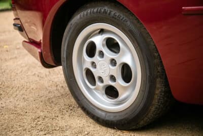 2万～2万5000ポンド（邦貨換算約416万円～520万円）で現在も販売中のポルシェ「944 Lux S2」（C）iconicauctioneers