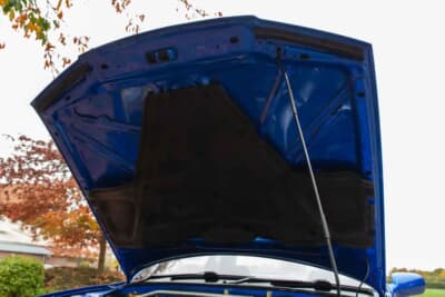 4万ポンド〜5万ポンド（邦貨換算約832万〜1040万円）で現在も販売中の日産R32型「スカイラインGT-R」（C）iconicauctioneers