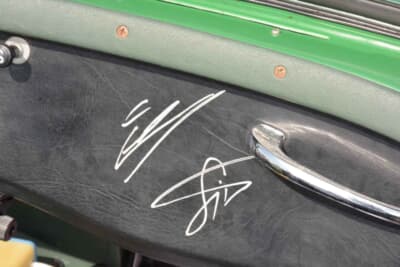 オースチン ヒーレー スプライトMk.I：ダッシュボードに誇らしげに書かれているのは、F1ドライバーのエステバン・オコン選手とセルゲイ・シロトキン選手の直筆サイン