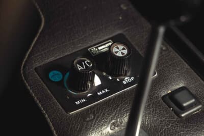 5万7500ユーロ（邦貨換算約1030万円）で落札されたフェラーリ「208GT4」（C）Bonhams