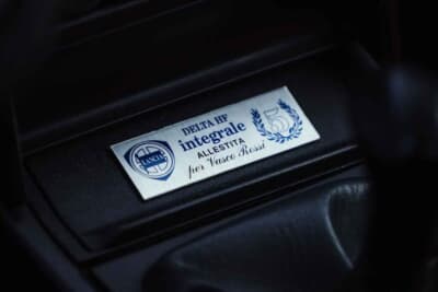 20万1250ユーロ(邦貨換算約3530万円)で落札されたランチア「デルタHF インテグラーレ エボルツィオーネ I マルティーニ5」(C)Courtesy of Broad Arrow