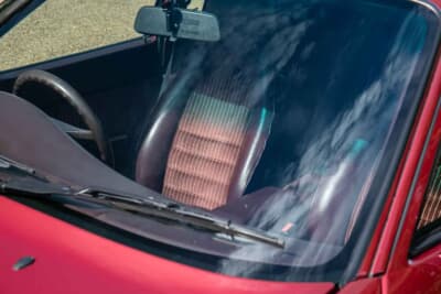 2万～2万5000ポンド（邦貨換算約416万円～520万円）で現在も販売中のポルシェ「944 Lux S2」（C）iconicauctioneers