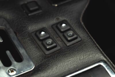 5万7500ユーロ（邦貨換算約1030万円）で落札されたフェラーリ「208GT4」（C）Bonhams