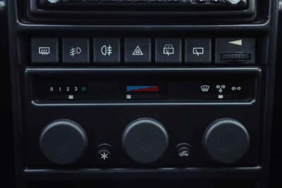 20万1250ユーロ(邦貨換算約3530万円)で落札されたランチア「デルタHF インテグラーレ エボルツィオーネ I マルティーニ5」(C)Courtesy of Broad Arrow