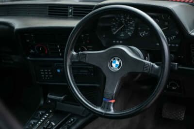 5万5125ポンド（邦貨換算約1147万円）で落札されたBMW「635CSi」（C）iconicauctioneers