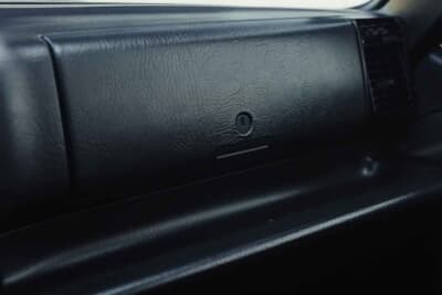 20万1250ユーロ(邦貨換算約3530万円)で落札されたランチア「デルタHF インテグラーレ エボルツィオーネ I マルティーニ5」(C)Courtesy of Broad Arrow