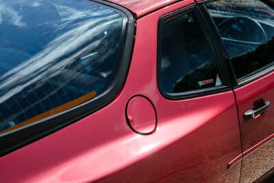 2万～2万5000ポンド（邦貨換算約416万円～520万円）で現在も販売中のポルシェ「944 Lux S2」（C）iconicauctioneers