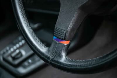 5万5125ポンド（邦貨換算約1147万円）で落札されたBMW「635CSi」（C）iconicauctioneers