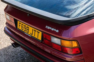 2万～2万5000ポンド（邦貨換算約416万円～520万円）で現在も販売中のポルシェ「944 Lux S2」（C）iconicauctioneers