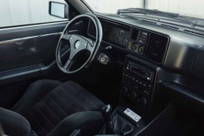 20万1250ユーロ(邦貨換算約3530万円)で落札されたランチア「デルタHF インテグラーレ エボルツィオーネ I マルティーニ5」(C)Courtesy of Broad Arrow