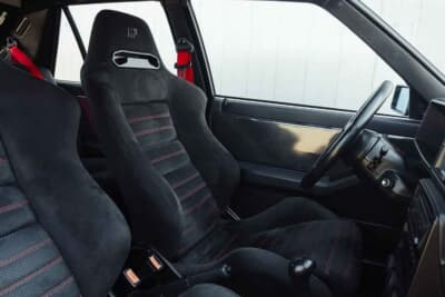 20万1250ユーロ(邦貨換算約3530万円)で落札されたランチア「デルタHF インテグラーレ エボルツィオーネ I マルティーニ5」(C)Courtesy of Broad Arrow