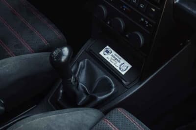 20万1250ユーロ(邦貨換算約3530万円)で落札されたランチア「デルタHF インテグラーレ エボルツィオーネ I マルティーニ5」(C)Courtesy of Broad Arrow