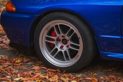 4万ポンド〜5万ポンド（邦貨換算約832万〜1040万円）で現在も販売中の日産R32型「スカイラインGT-R」（C）iconicauctioneers