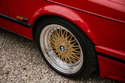 5万5125ポンド（邦貨換算約1147万円）で落札されたBMW「635CSi」（C）iconicauctioneers