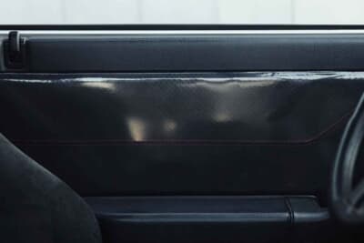 20万1250ユーロ(邦貨換算約3530万円)で落札されたランチア「デルタHF インテグラーレ エボルツィオーネ I マルティーニ5」(C)Courtesy of Broad Arrow