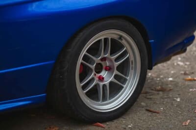 4万ポンド〜5万ポンド（邦貨換算約832万〜1040万円）で現在も販売中の日産R32型「スカイラインGT-R」（C）iconicauctioneers