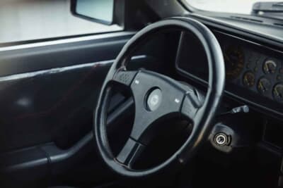 20万1250ユーロ(邦貨換算約3530万円)で落札されたランチア「デルタHF インテグラーレ エボルツィオーネ I マルティーニ5」(C)Courtesy of Broad Arrow