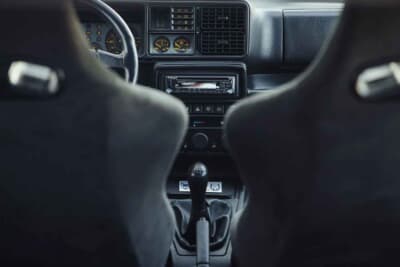 20万1250ユーロ(邦貨換算約3530万円)で落札されたランチア「デルタHF インテグラーレ エボルツィオーネ I マルティーニ5」(C)Courtesy of Broad Arrow