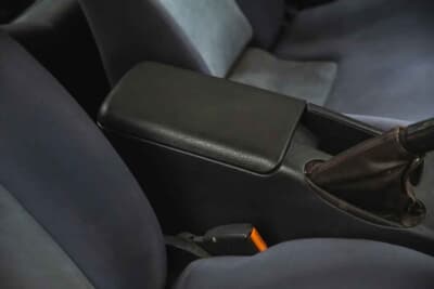 4万ポンド〜5万ポンド（邦貨換算約832万〜1040万円）で現在も販売中の日産R32型「スカイラインGT-R」（C）iconicauctioneers