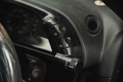 4万ポンド〜5万ポンド（邦貨換算約832万〜1040万円）で現在も販売中の日産R32型「スカイラインGT-R」（C）iconicauctioneers