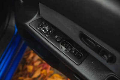 4万ポンド〜5万ポンド（邦貨換算約832万〜1040万円）で現在も販売中の日産R32型「スカイラインGT-R」（C）iconicauctioneers