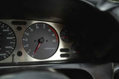 4万ポンド〜5万ポンド（邦貨換算約832万〜1040万円）で現在も販売中の日産R32型「スカイラインGT-R」（C）iconicauctioneers