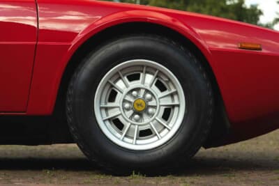 5万7500ユーロ（邦貨換算約1030万円）で落札されたフェラーリ「208GT4」（C）Bonhams