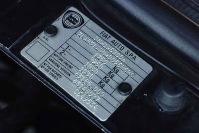 20万1250ユーロ(邦貨換算約3530万円)で落札されたランチア「デルタHF インテグラーレ エボルツィオーネ I マルティーニ5」(C)Courtesy of Broad Arrow